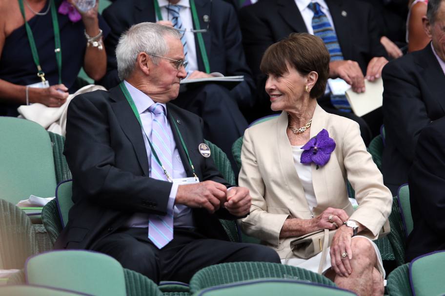 L&#39;ex tennista australiano Roy Emerson, due volte vincitore sul Centre Court (1964, 1965), con la moglie Joy. Getty